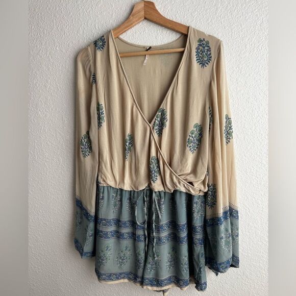 Free People Janpath Romper Shorts Jumpsuit Long Bell Sleeve Beige Blue Floral SP - Picture 3 of 12
